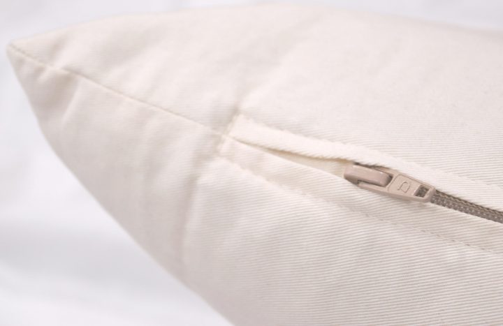 Dunlap auto-locking zipper slides back into a pocket